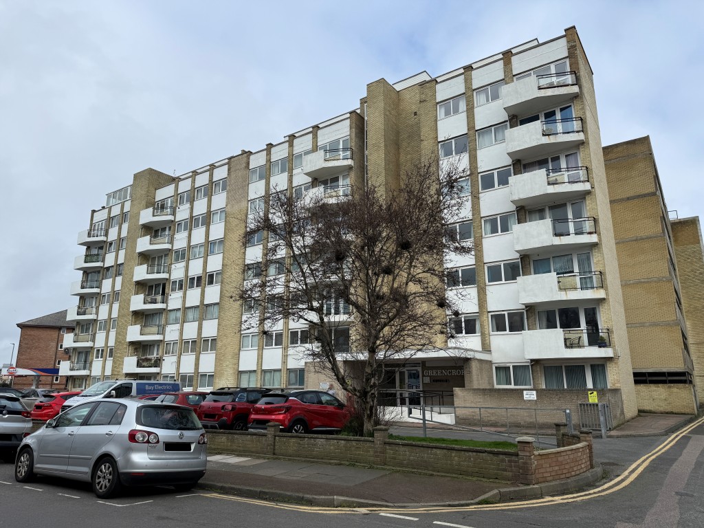 Lot: 22 - BALCONY FLAT WITH SEA VIEWS IN NEED OF UPDATING - Front view of Greencroft from Trinity Place